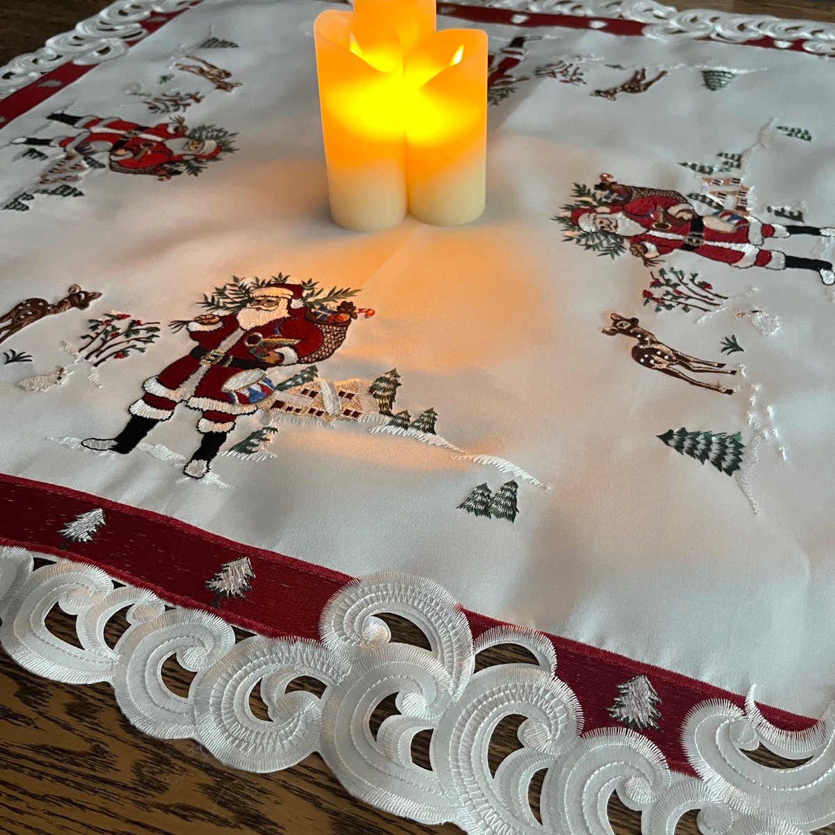 Kersttheenap geborduurd 85 x 85