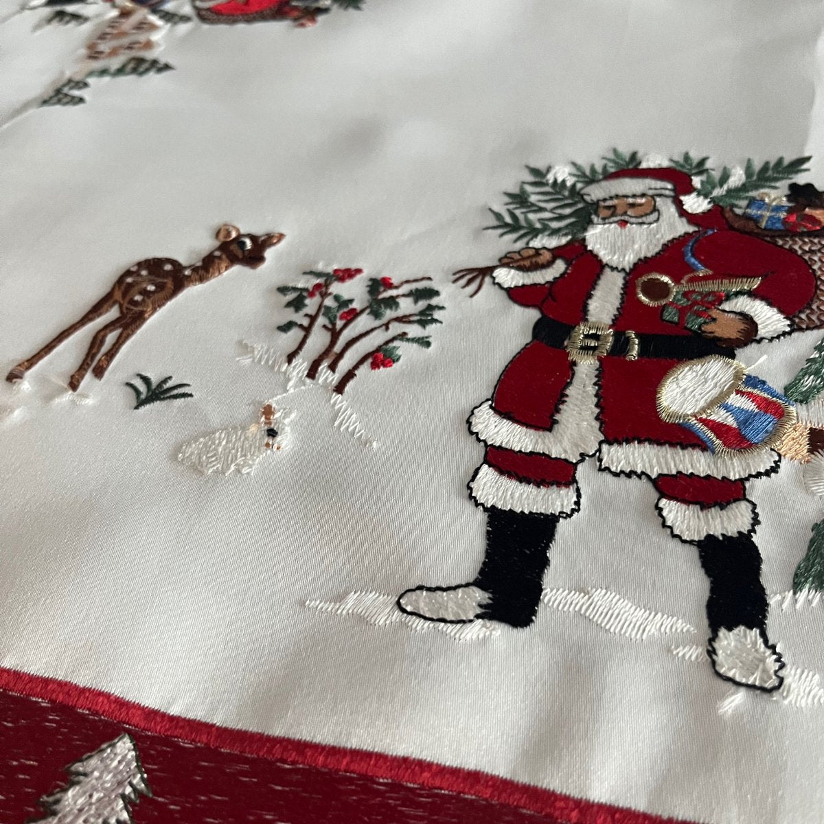 Kersttheenap geborduurd 85 x 85