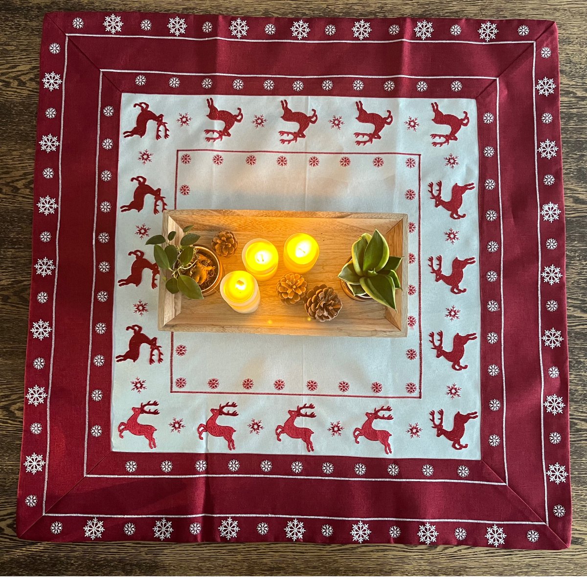 Kersttheenap geborduurd rendier 85 x 85