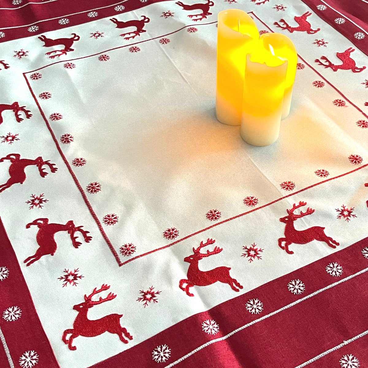 Kersttheenap geborduurd rendier 85 x 85
