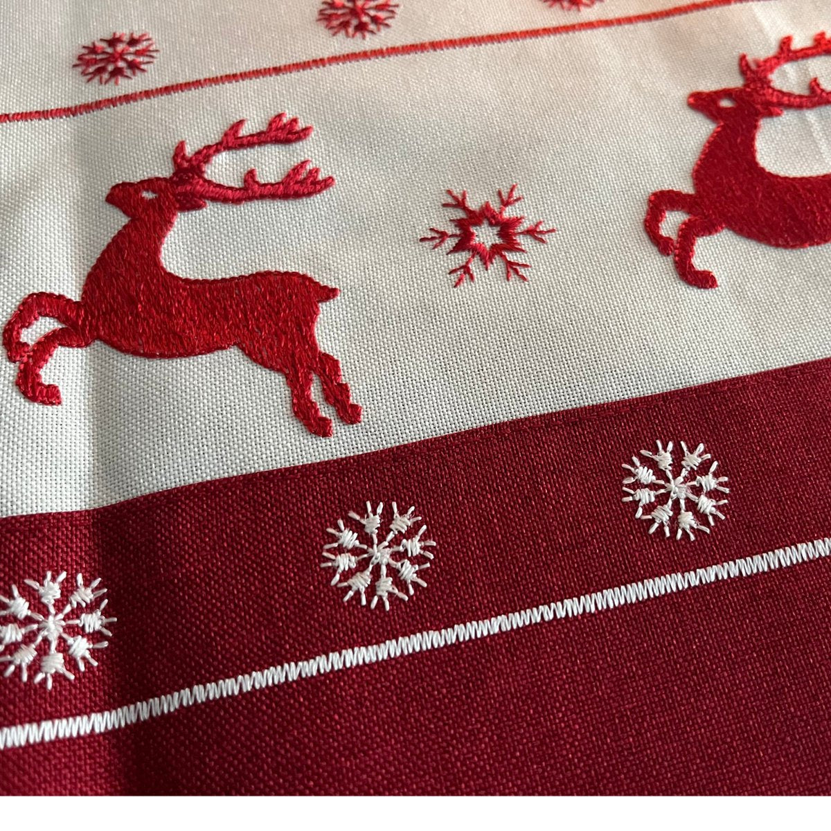 Kersttheenap geborduurd rendier 85 x 85